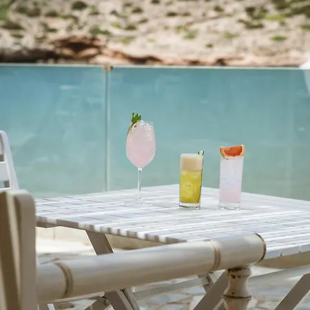 Dolphin Bay Seaside & מלון