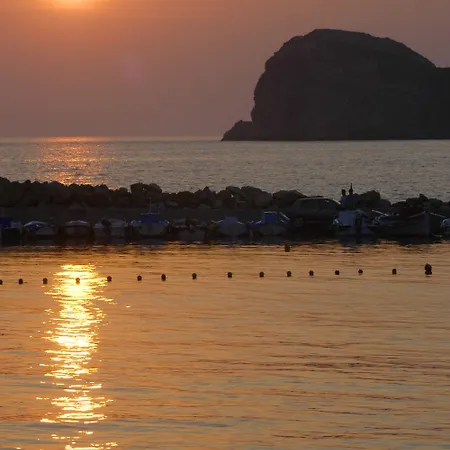 Dolphin Bay Seaside & Отель